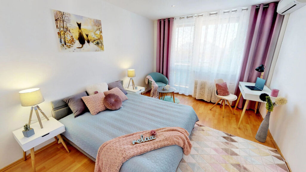 Svetlá spálňa s pracovným kútom a pastelovými doplnkami — ukážka home stagingu