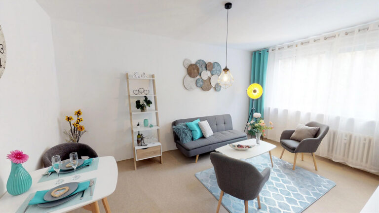 Obývacia izba s jedálenským stolom a tyrkysovými doplnkami — ukážka home stagingu