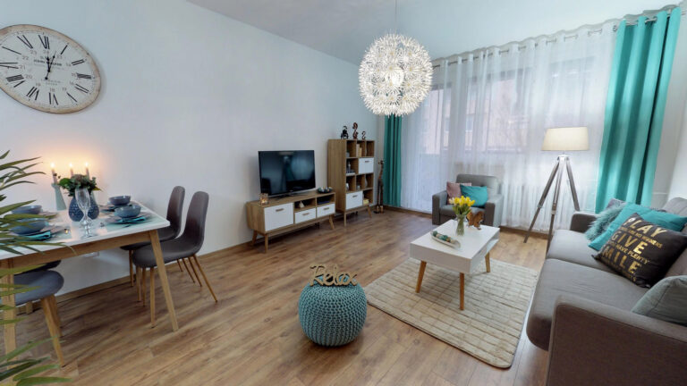 Obývacia izba s jedálenským kútom a tyrkysovými závesmi — ukážka home stagingu